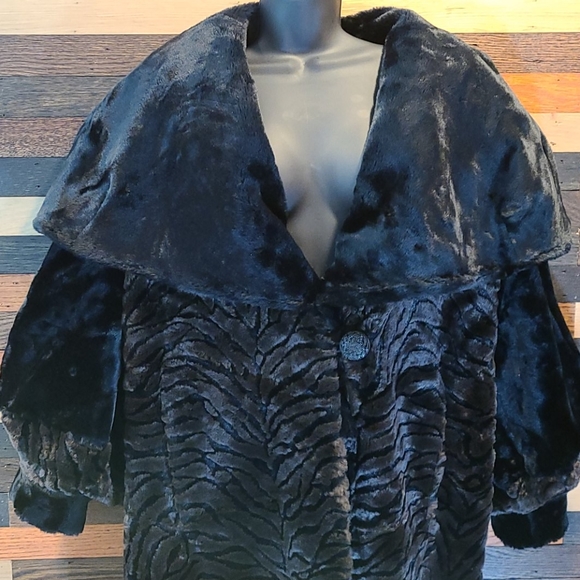 AMERICAN SIGNATURE FULL LENGHT FAUX FUELEGANT COAT - Picture 13 of 15